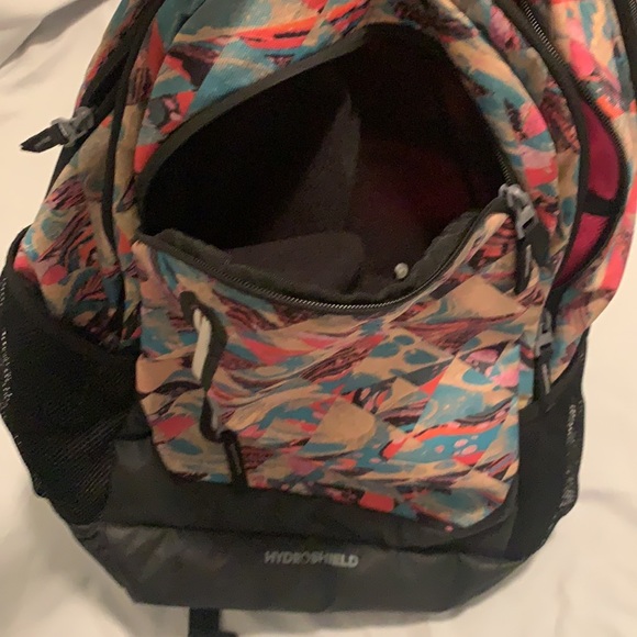 Backpack with many pockets and can hold a laptop. Spacious pockets. - Picture 6 of 6